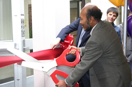 mani_cutting_ribbon